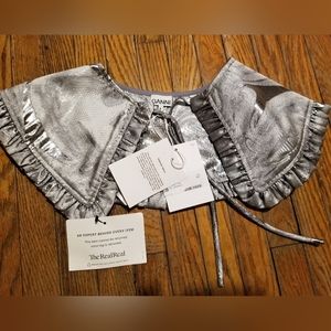 Ganni Collar in Metallic Sharkskin Jacquard Silver OS